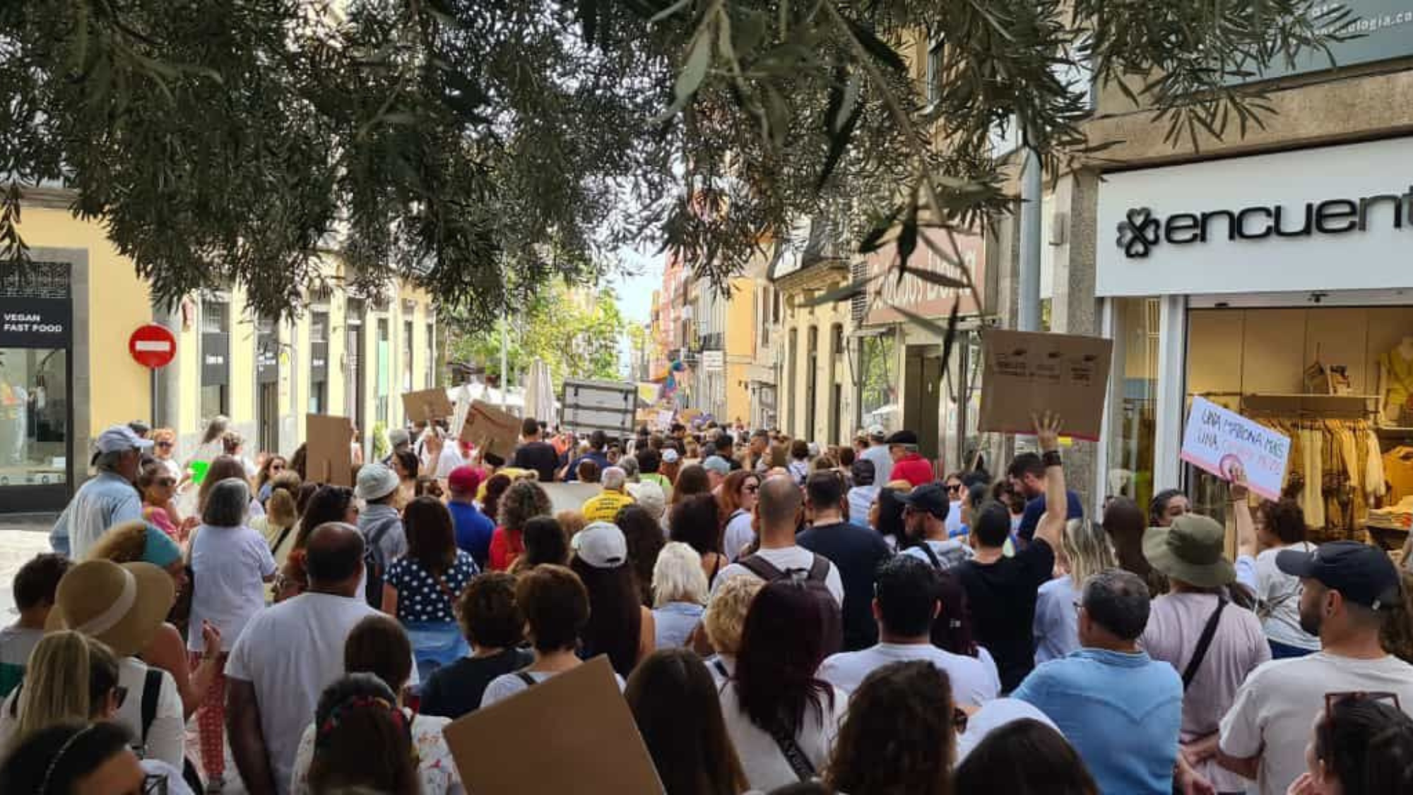 La manifestación en su transcurso por Santa Cruz de Tenerife. / Cedida La manifestación en su transcurso por Santa Cruz de Tenerife. / Cedida