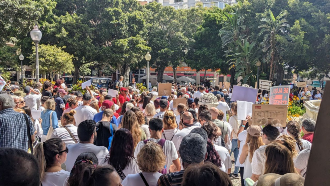 La manifestación de los trabajadores de Sanidad a la altura de la Plaza Weyler. / CEDIDA La manifestación de los trabajadores de Sanidad a la altura de la Plaza Weyler. / CEDIDA