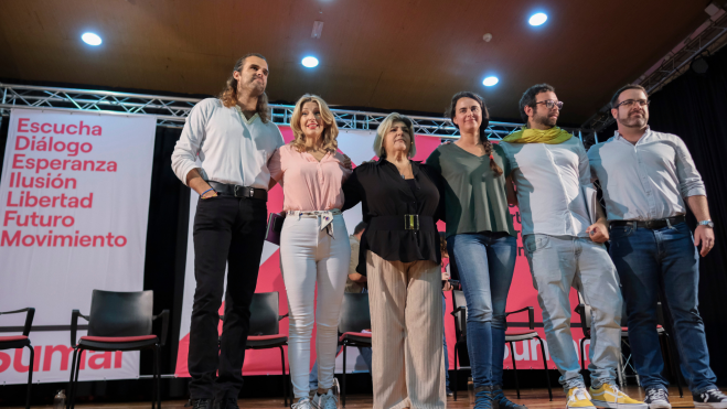 La vicepresidenta del Gobierno y ministra de Trabajo, Yolanda Díaz (2i), presenta este sábado en Las Palmas de Gran Canaria su proyecto Sumar. EFEÁngel Medina G.