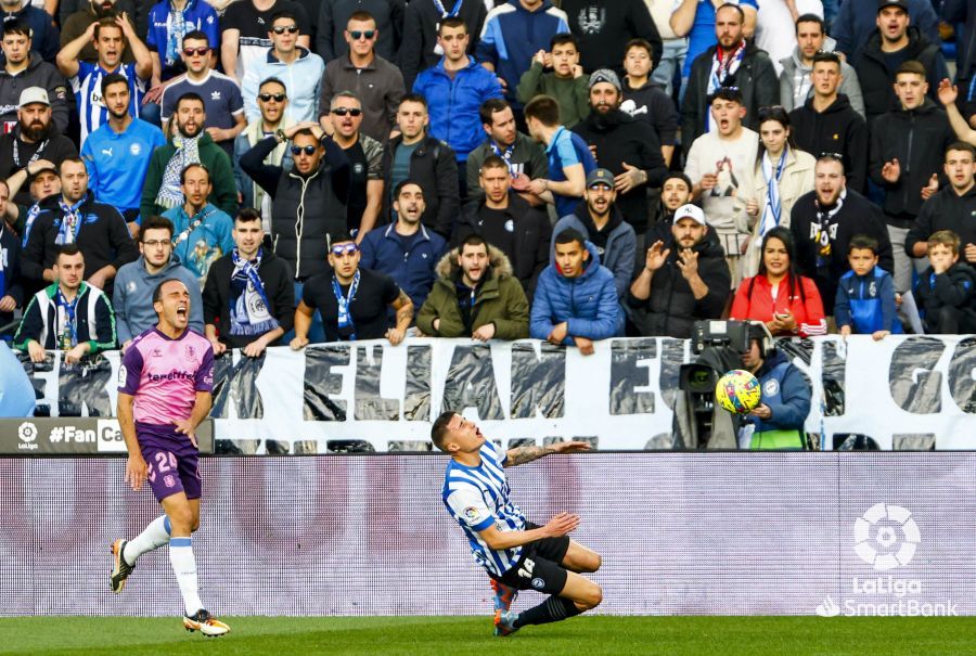 Nacho y Tenaglia protagonizaron la acción con polémica arbitral en la derrota del Tenerife en Mendizorroza./ LaLiga.