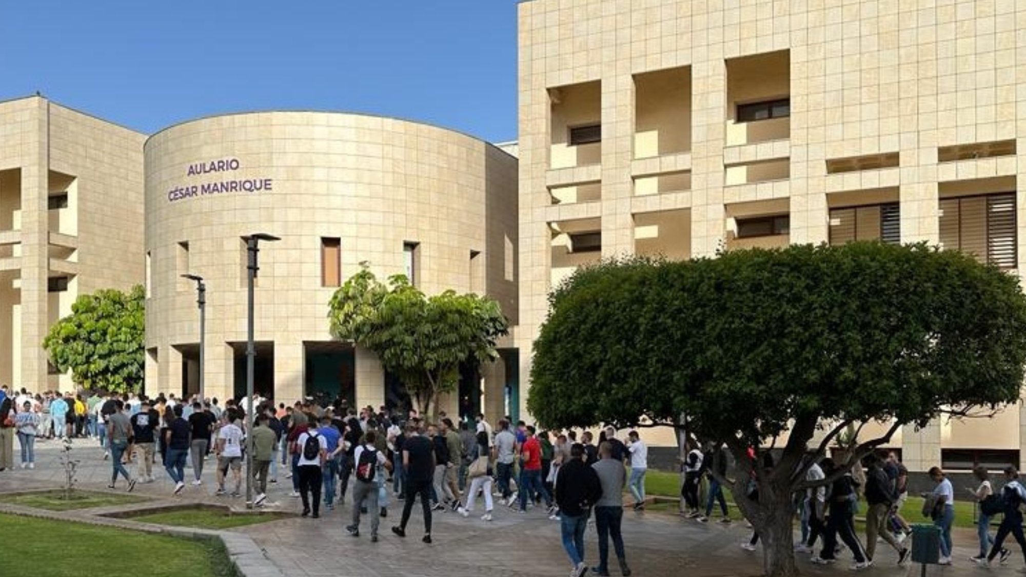 Imagen de los aspirantes accediendo al examen./ Gobierno de Canarias