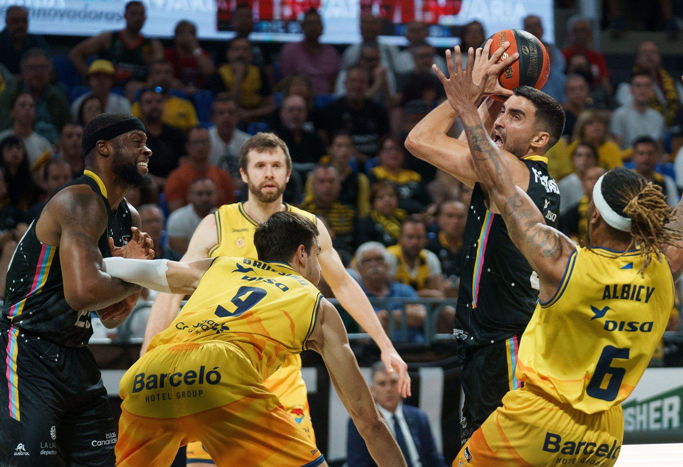 Jaime Fernández y Elgin Cook son las principales dudas de Vidorreta para la visita a Gran Canaria, toda vez que la baja de Fran Guerra está confirmada/ EFE.