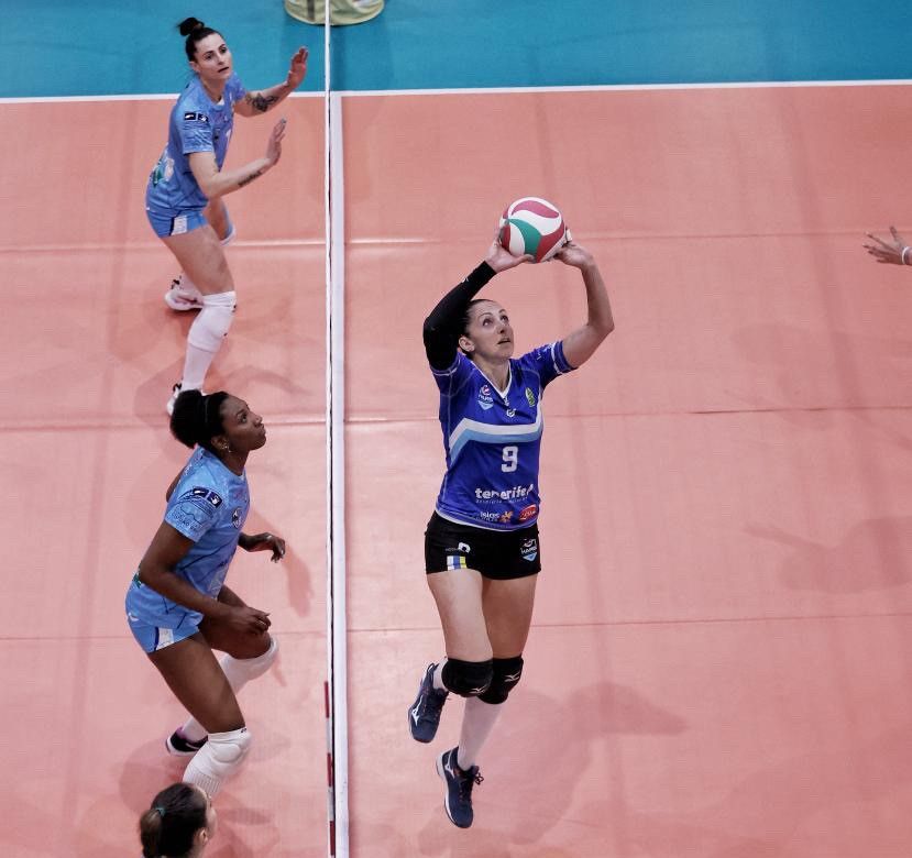 Patricia Aranda coloca un balón ante la expectación de la defensa del Kiele en la derrota del Haris sobre la pista del Gran Gaby./ Twitter Haris.