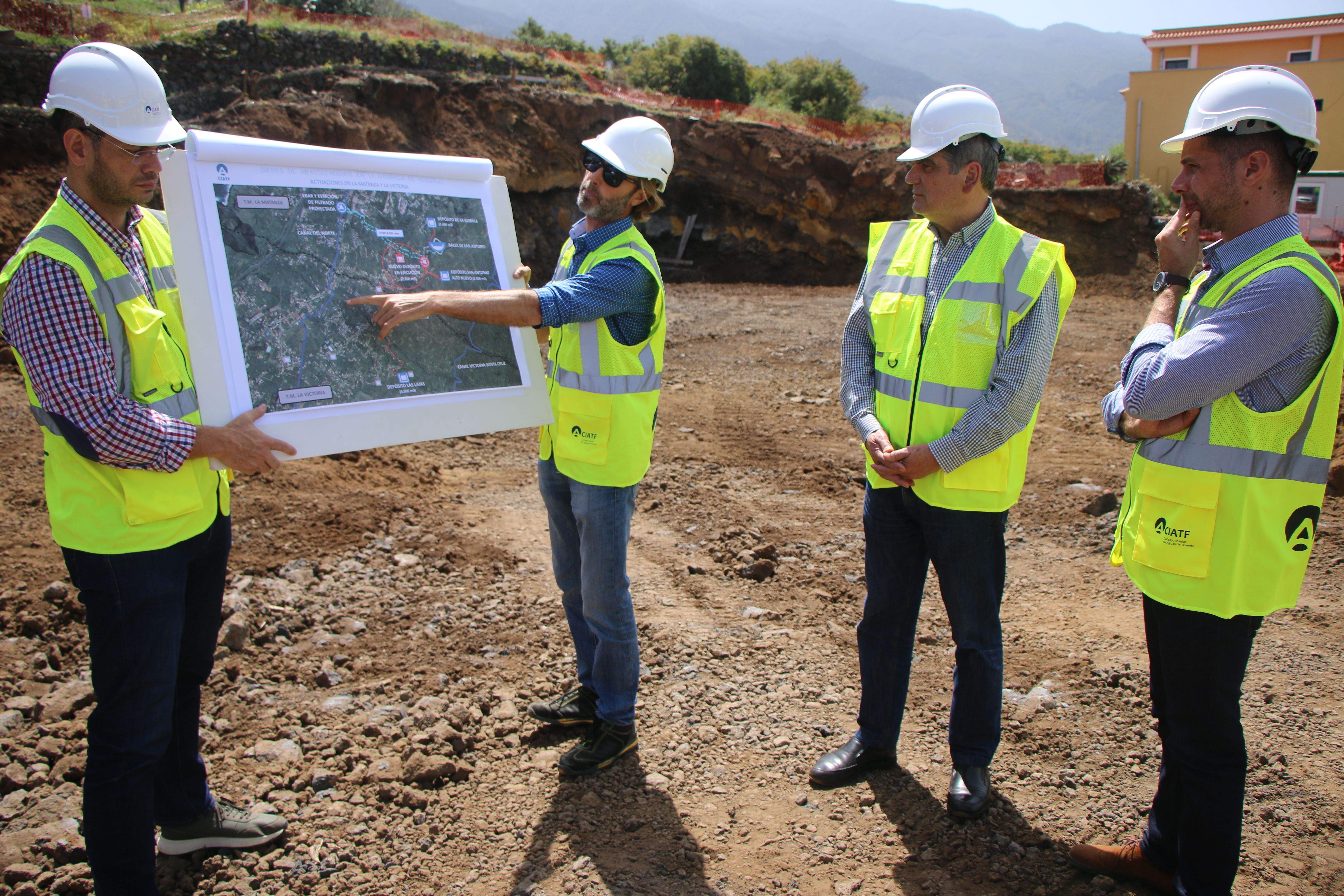 Javier Rodríguez Medina visita los trabajos de ejecución del nuevo depósito de agua potable en La Matanza./