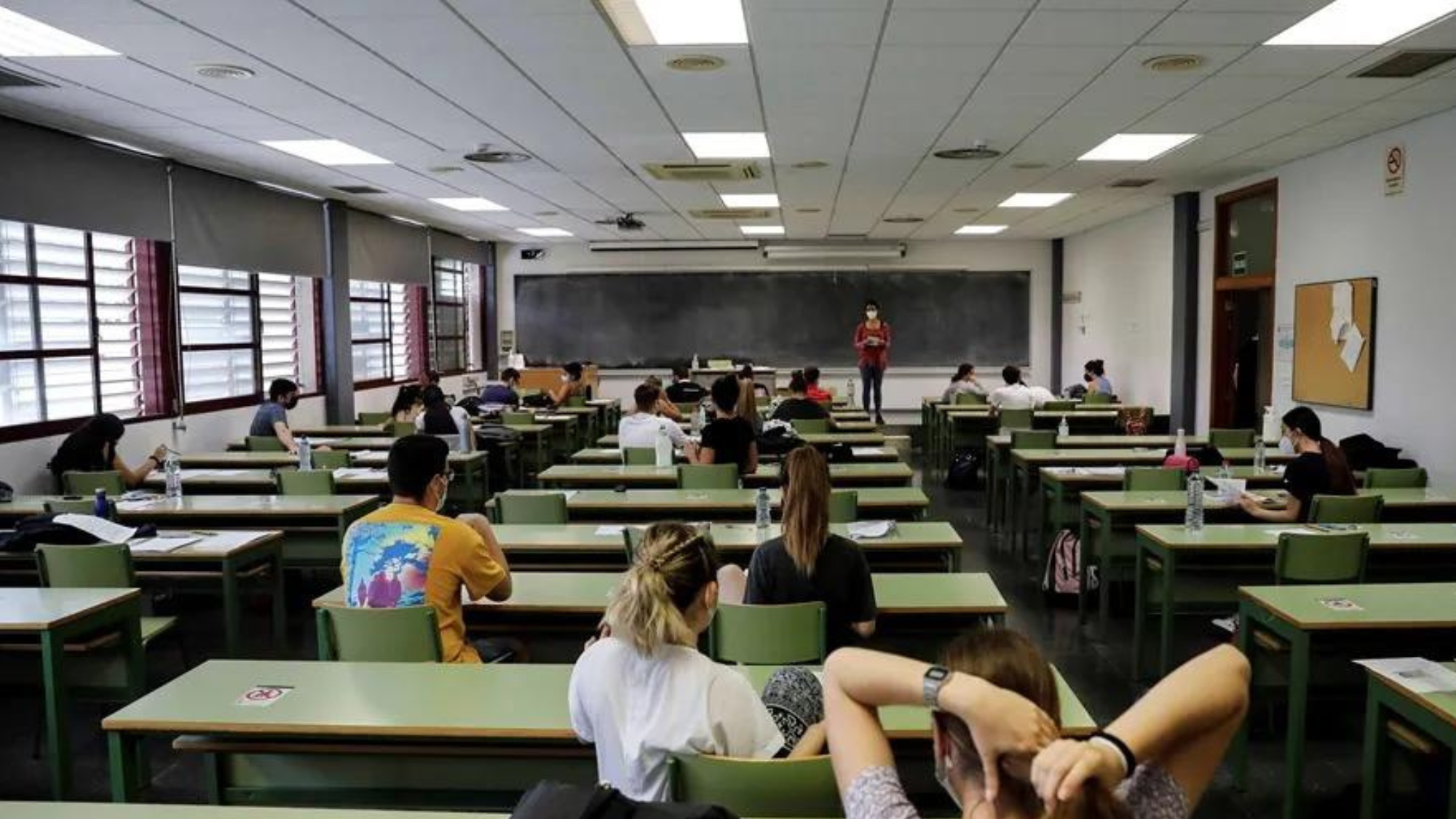 Imagen de una clase en Canarias, con un profesor y sus alumnos. / EFE