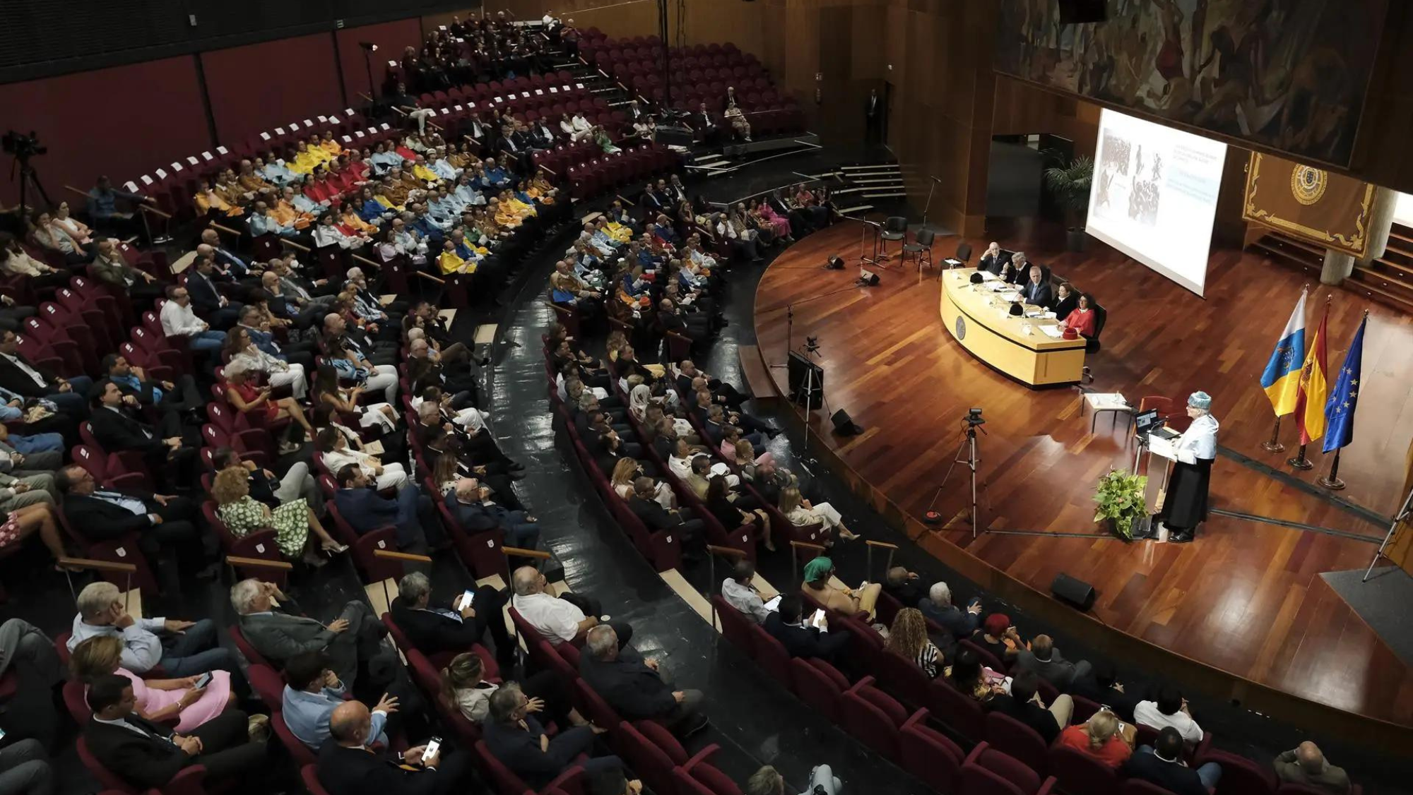 Un aula de la ULPGC con alumnos que pueden pedir las becas. / EFE Un aula de la ULPGC con alumnos que pueden pedir las becas. / EFE