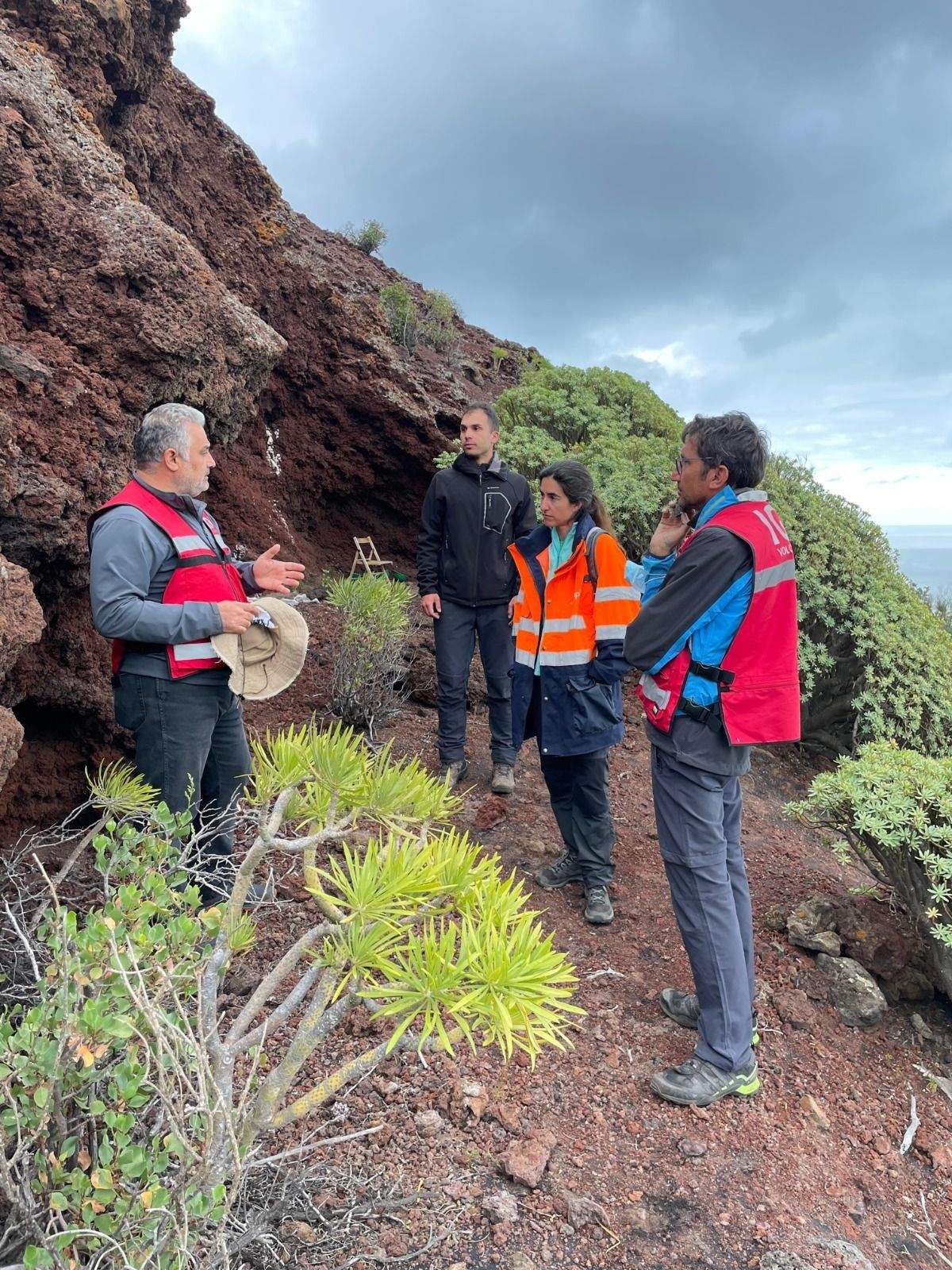 Expertos en la necrópolis de La Cucaracha en Mazo (La Palma)./
