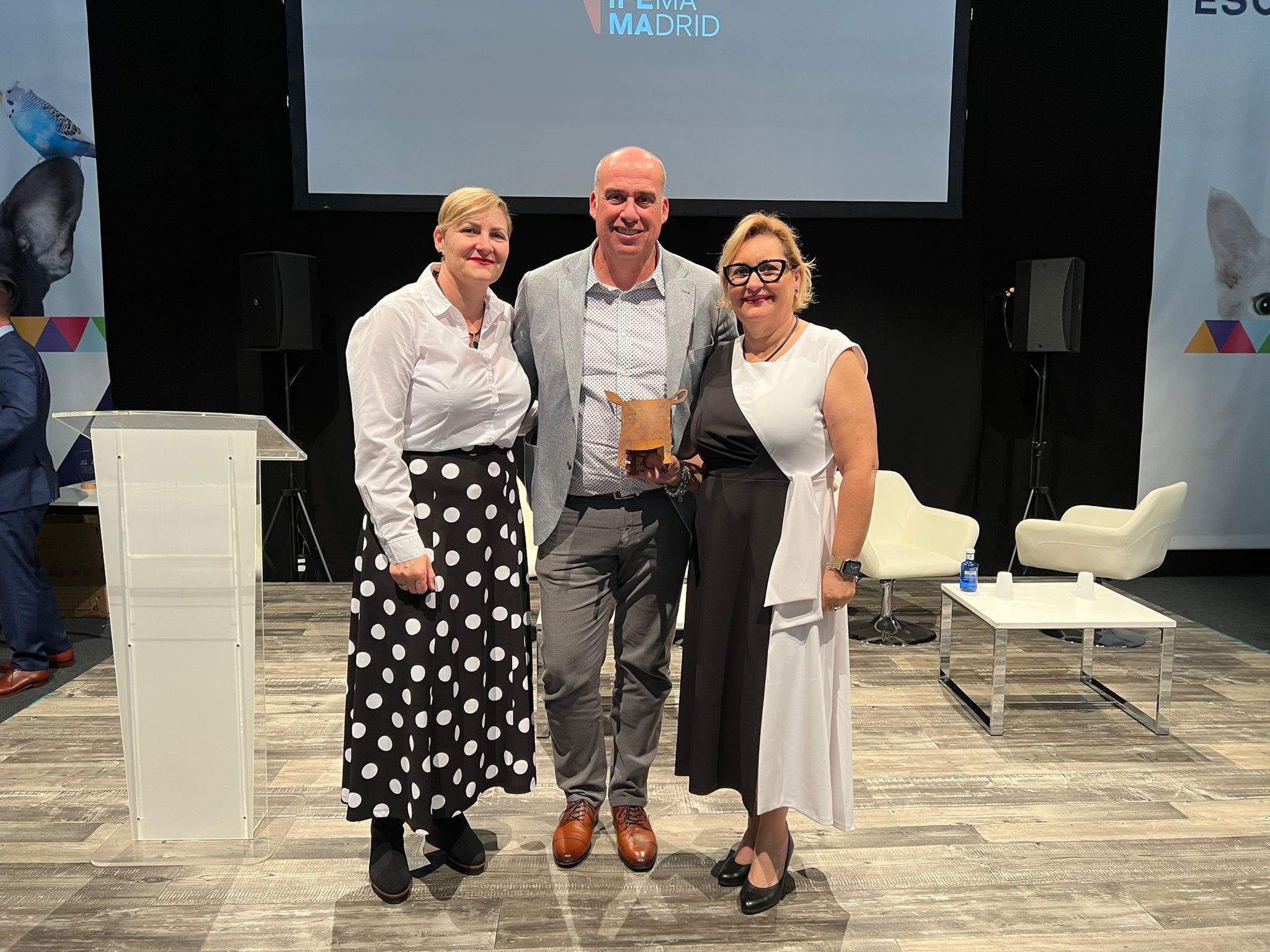 Recogida del premio para Koala Mascotas por parte de Elena Dorta, Roberto Rodríguez y Celia Dorta./