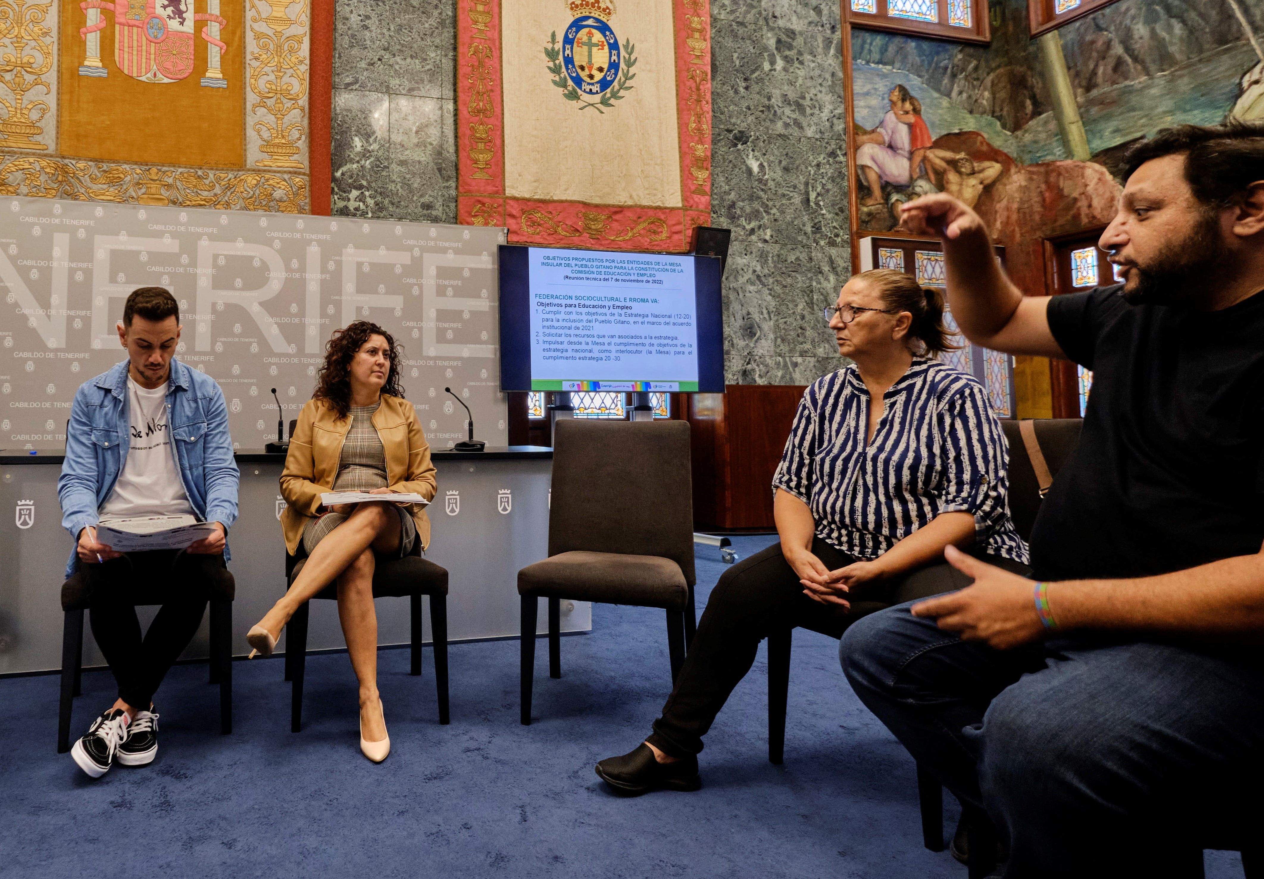 Los consejeros del Cabildo de Tenerife Nauzet Gugliotta y Carmen Luz Baso presentan el programa Duende para favorecer la empleabilidad del pueblo gitano./