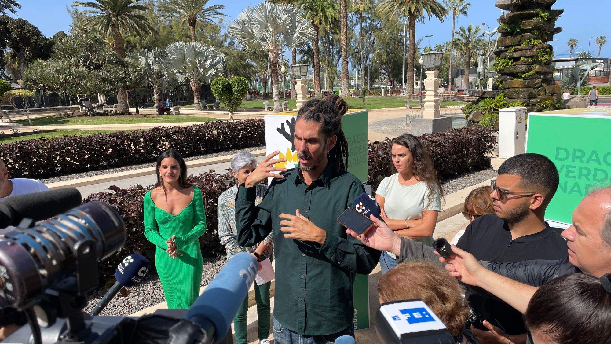 Alberto Rodríguez, en primer término, este lunes durante la presentación de candidatos al Parlamento de Drago Verdes Canarias