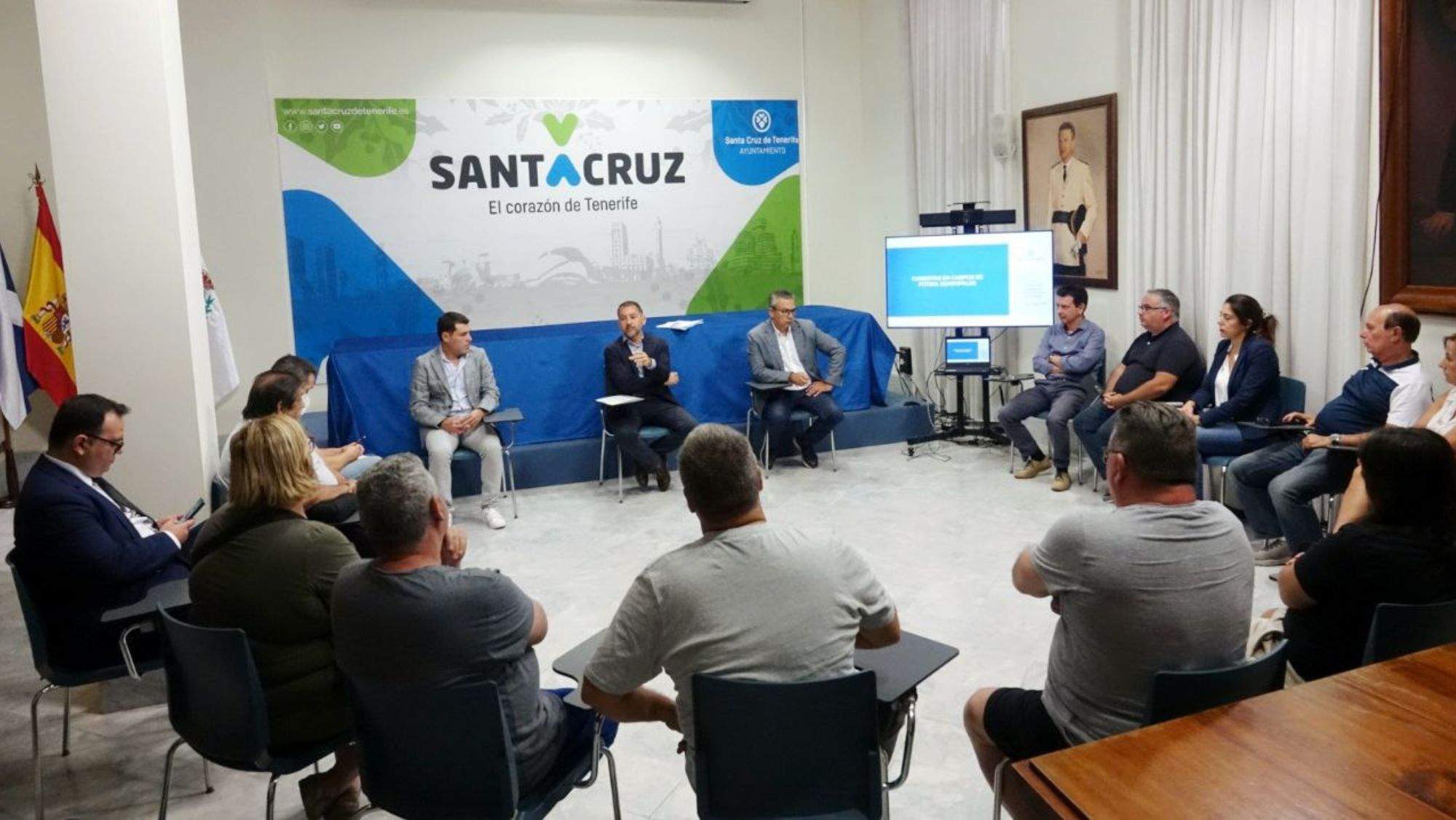 El alcalde de Santa Cruz, José Manuel Bermúdez, y el concejal de Obras, Dámaso Arteaga, se reúnen con los representantes de los clubes. / CEDIDA