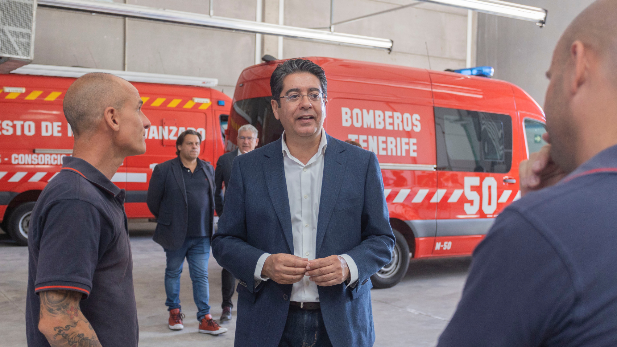 El presidente del Cabildo de Tenerife (centro) en el nuevo parque de bomberos de Güímar./ CABILDO DE TENERIFE