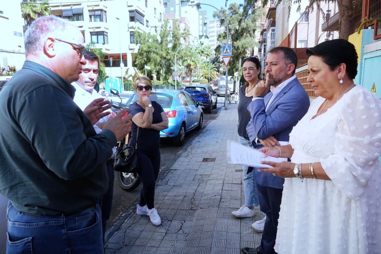 El alcalde José Manuel Bermúdez (segundo derecha) en la finalización obras ARRU en la urbanización La Victoria de la calle Legazpi./ CEDIDA