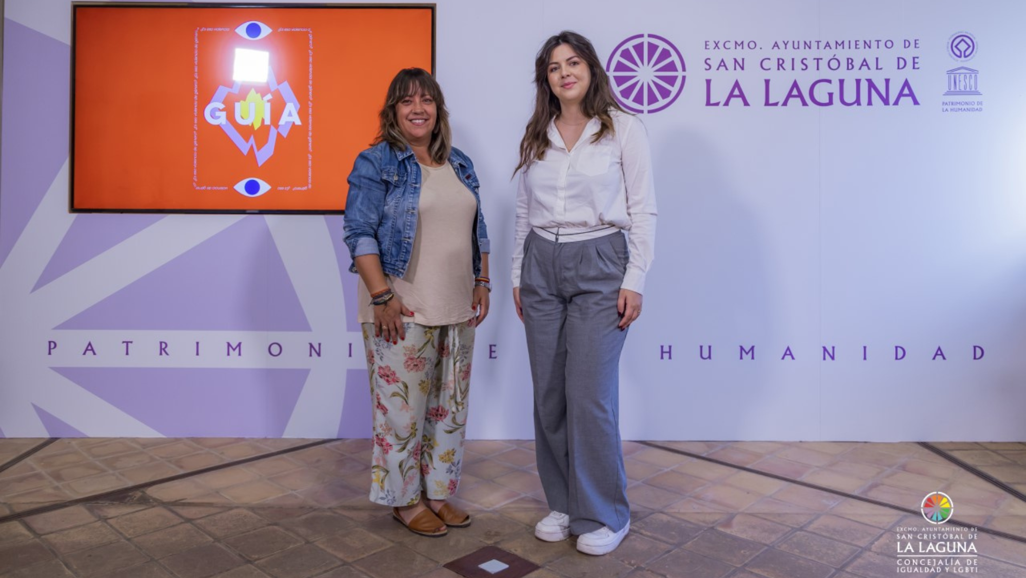 La concejal de Igualdad y LGBTI del Ayuntamiento de La Laguna, Idaira Afonso, y la agente de igualdad que ha elaborado el contenido de la guía, Irene Negrín./ CEDIDA