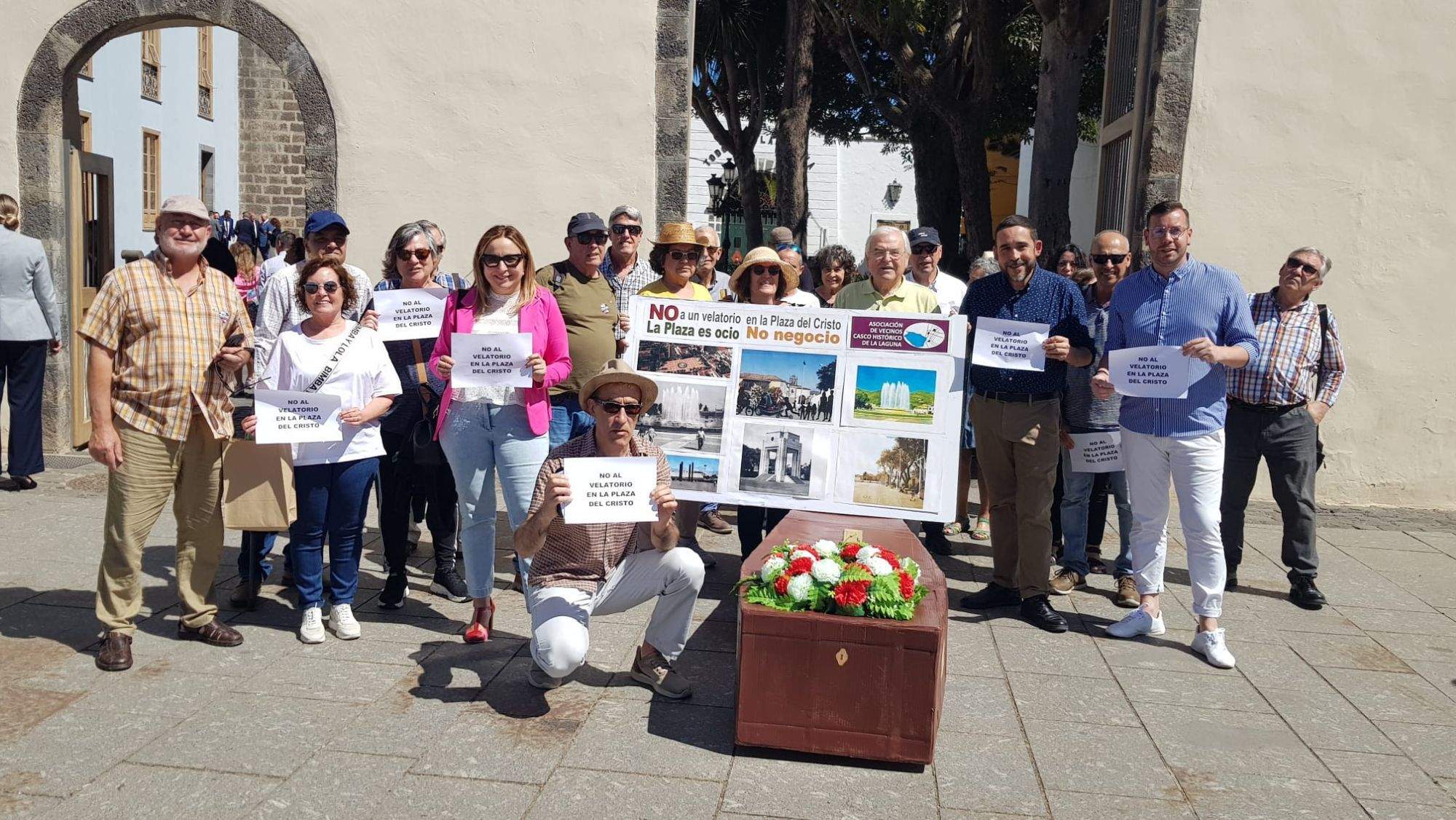 Vecinos de La Laguna y representantes políticos como Rubens Ascanio, protestan contra el velatorio del Santuario del Cristo. / CEDIDA