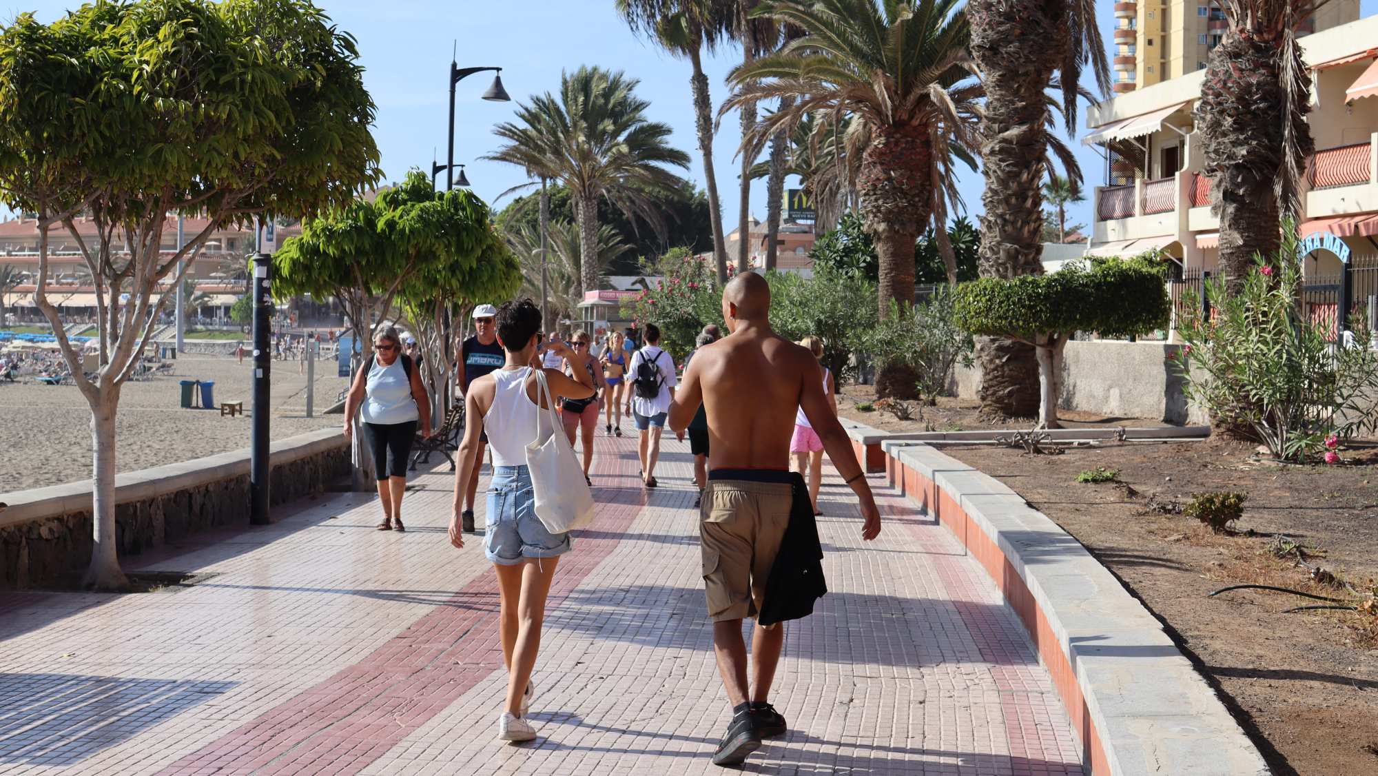 Un grupo de personas pasean por una zona turística de Canarias un día de noviembre caluroso. / ATLÁNTICO HOY Un grupo de personas pasean por una zona turística de Canarias un día de noviembre caluroso. / ATLÁNTICO HOY