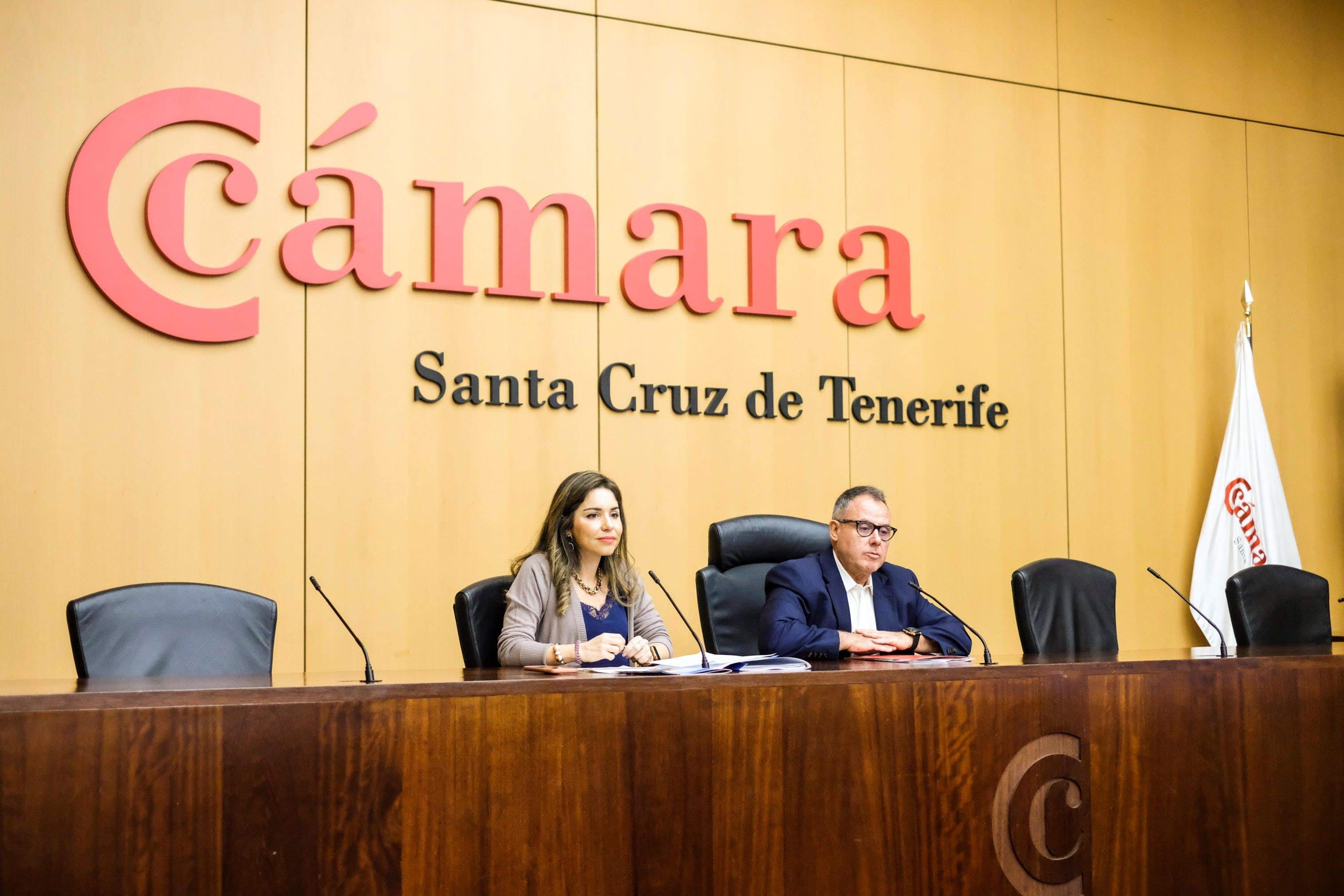 La consejera de Acción Exterior, Liskel Álvarez, y el presidente de la Comisión de Comercio Exterior de la Cámara, Arturo Escuder, en la presentación de la nueva guía para la internacionalización de empresas./ CEDIDA