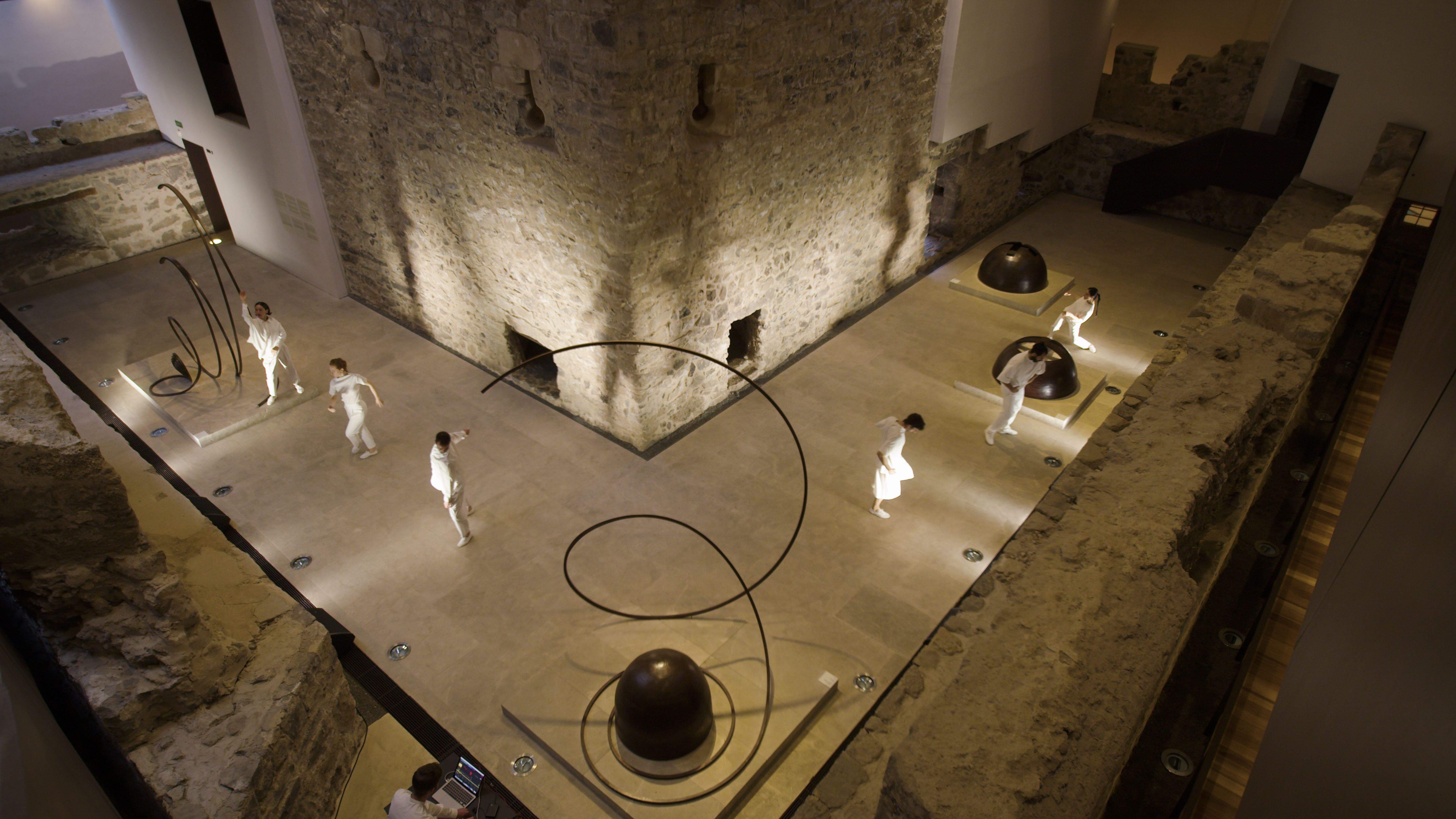 Los bailarines interpretando la coreografía creada por Antonio Ruz en la Fundación de Arte y Pensamiento Martín Chirino