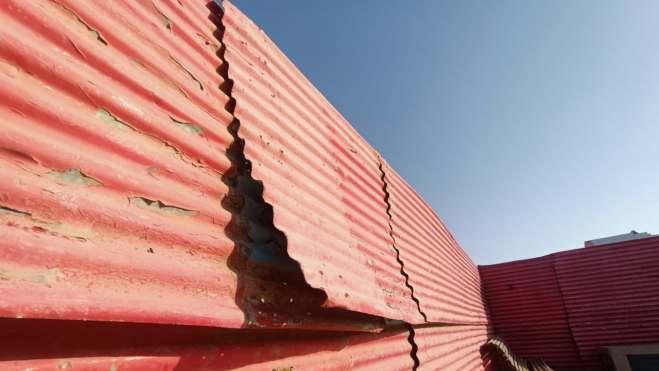 Estado de las planchas en la cancha deportiva de Lomo Los Frailes / MARCOS MORENO ATLÁNTICO HOY