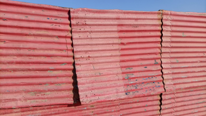 Estado de las planchas en la cancha deportiva de Lomo Los Frailes / MARCOS MORENO -ATLÁNTICO HOY