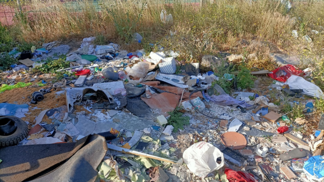Escombros justo por fuera de la cancha deportiva de Lomo Los Frailes / MARCOS MORENO - ATLÁNTICO HOY