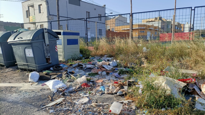 Escombros justo por fuera de la cancha deportiva de Lomo Los Frailes / MARCOS MORENO - ATLÁNTICO HOY