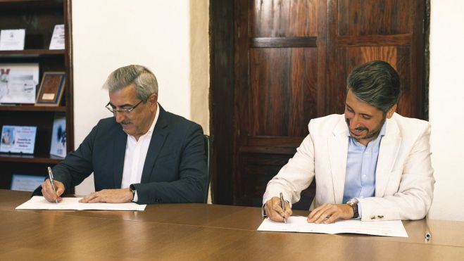 Firma del acuerdo del cese de la estación de guaguas de La Laguna entre el vicepresidente del Gobierno de Canarias, Román Rodríguez, y el alcalde de La Laguna, Luis Yeray Gutiérrez / CEDIDA