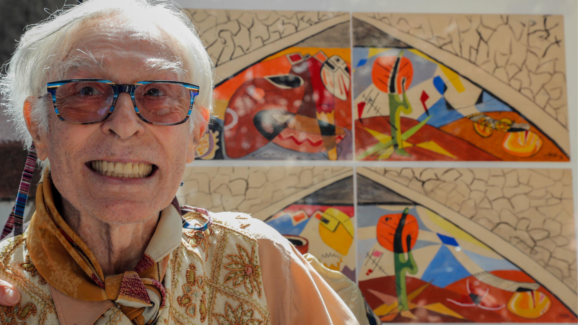  El pintor Pepe Dámaso presentó este miércoles el proyecto para rehabilitar los murales del artista en la entrada del Mercado Central. / EFE Elvira Urquijo A.