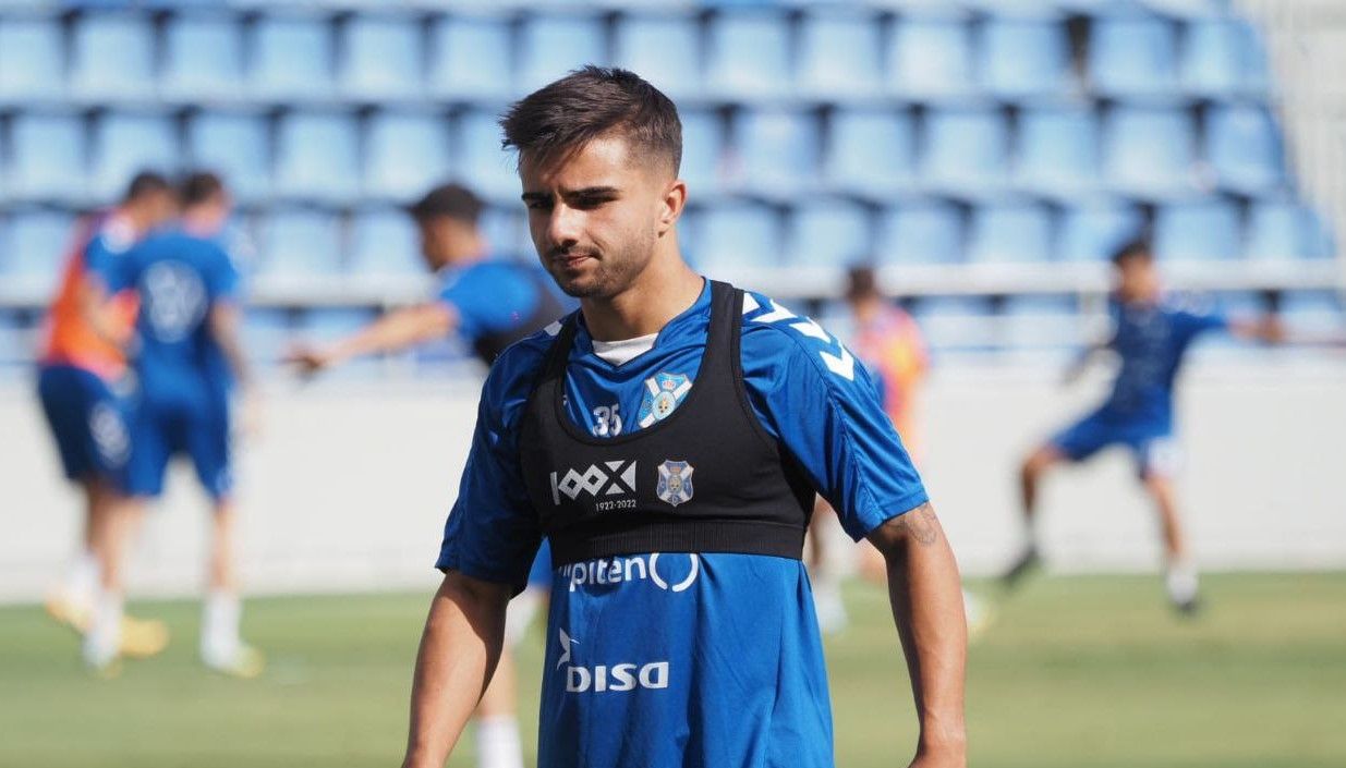Airam Guzmán 'Cacho' durante un entrenamiento con el Tenerife después de debutar en Mendizorroza con el primer equipo./ CD TENERIFE.