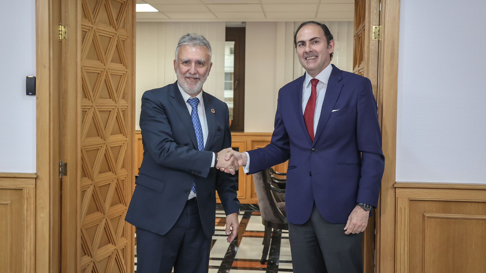 El presidente de Canarias, Ángel Víctor Torres, con el presidente ejecutivo de Iberia, Javier Sánchez. /Presidencia