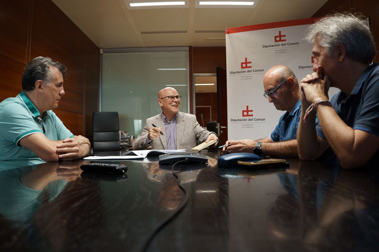 El Diputado del Común, Rafael Yanes (c), mantuvo este viernes una reunión con representantes sindicales. / EFE - RAMÓN DE LA ROCHA