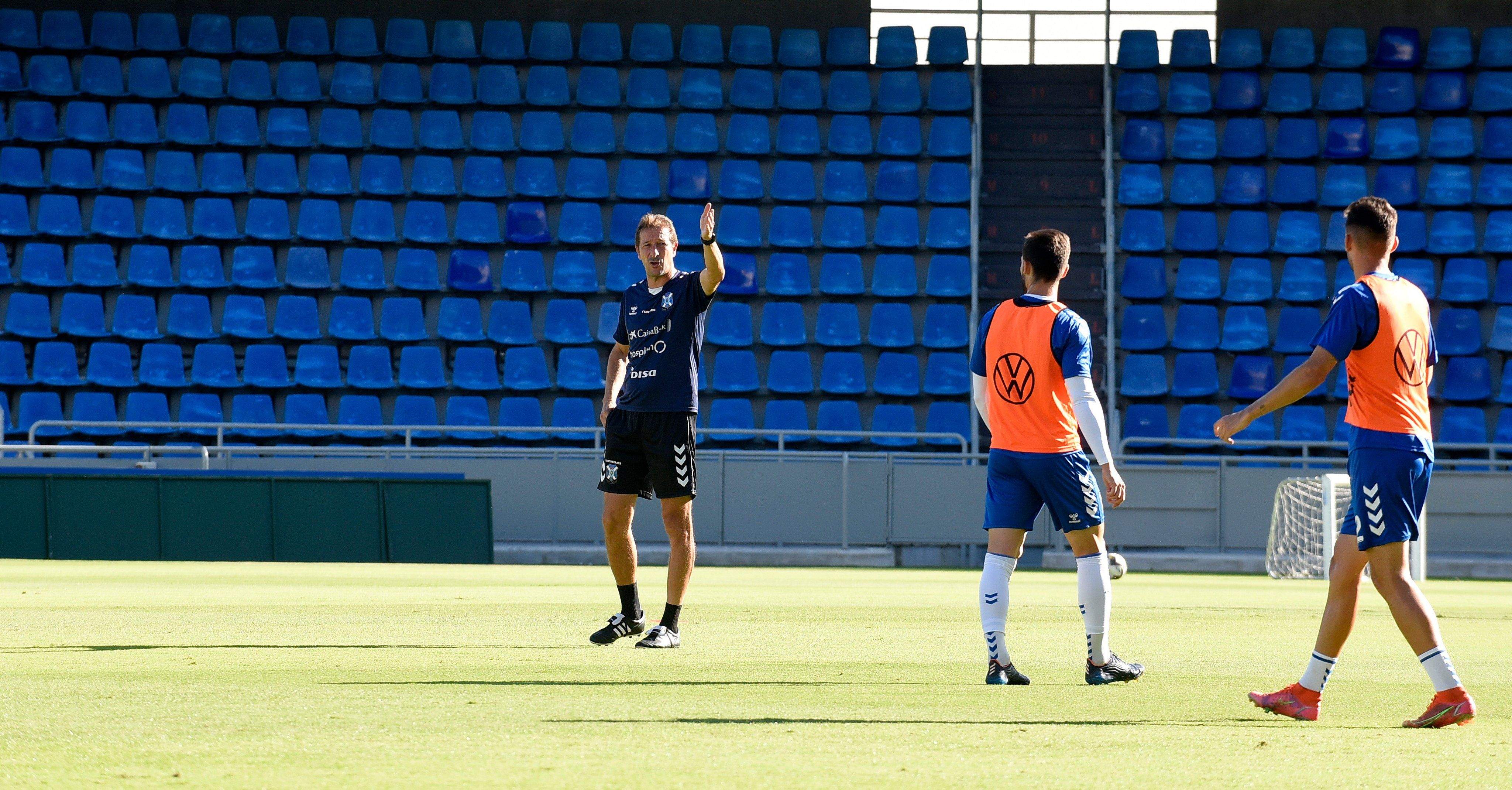 Luis Miguel Ramis asegura que es su rendimiento en el banquillo blanquiazul lo que determinará su deseo de continuar al frente del Tenerife./ CD TENERIFE.