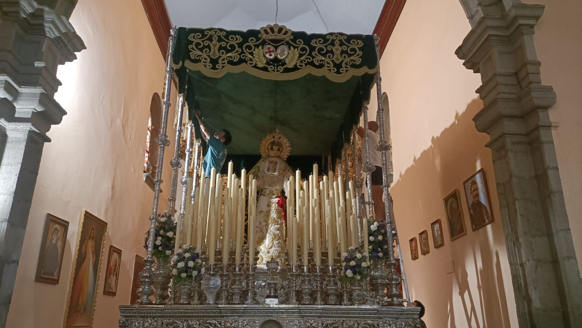 Dos jóvenes ultiman los preparativos de un paso en la hermandad de la Esperanza de Vegueta / MARCOS MORENO - ATLÁNTICO HOY