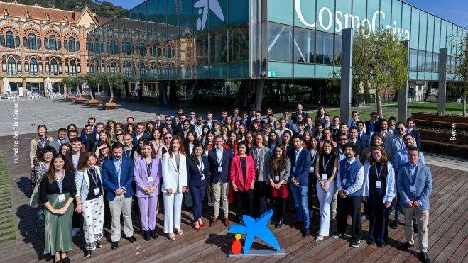 Foto de familia de los becados por la Fundación la Caixa / CEDIDA Foto de familia de los becados por la Fundación la Caixa / CEDIDA
