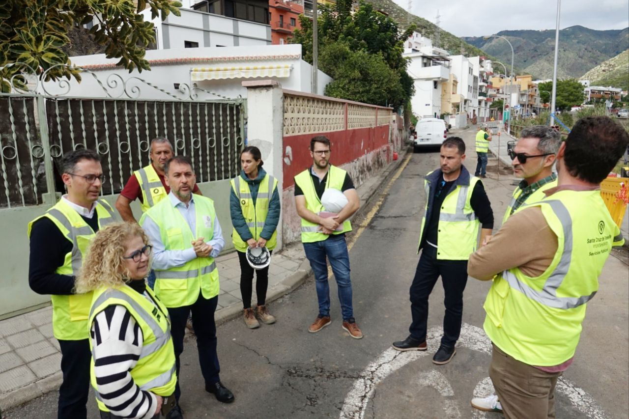 Visita del alcalde de la ciudad, José Manuel Bermúdez, y el concejal de Servicios Públicos, Carlos Tarife, a María Jiménez./ CEDIDA