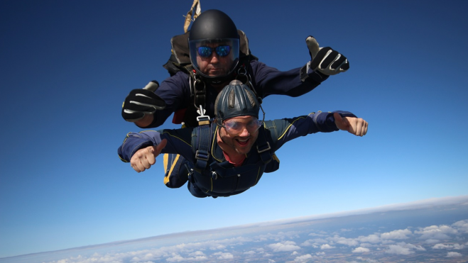 Imagen de dos personas haciendo paracaidismo / PIXABAY
