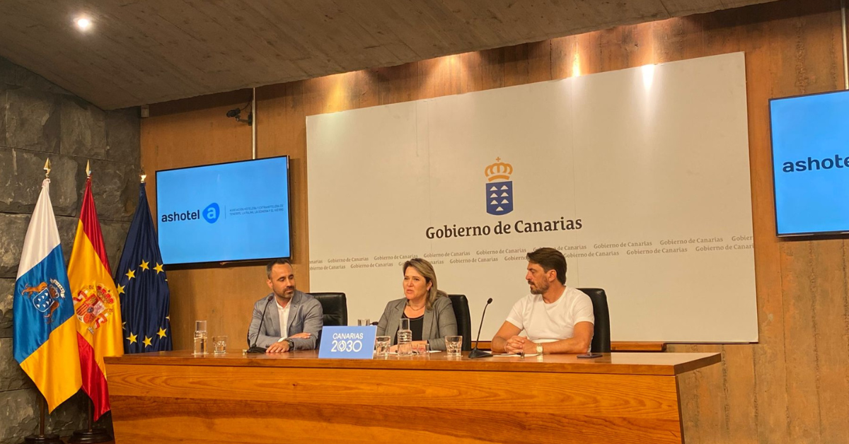De izquierda a derecha, Theo Hernando (Asaga), la consejera Alicia Vanoostende y Jorge Marichal (Ashotel) en rueda de prensa sobre el impulso del producto local. / ALBA MARICHAL - ATLÁNTICO HOY 