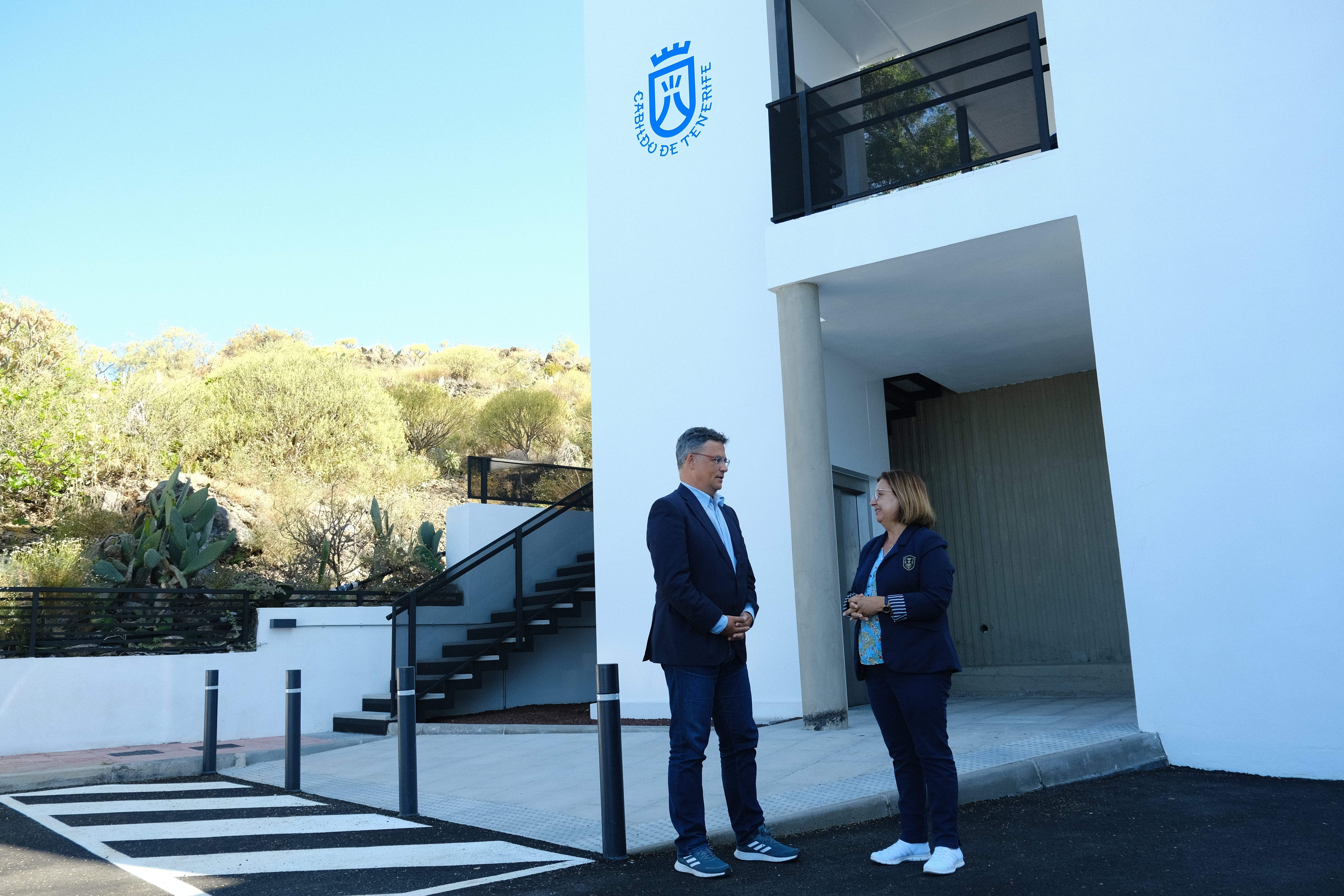 La alcaldesa de Guía de Isora, Josefa Mesa, recibe a una representación del Cabildo de Tenerife./ CEDIDA