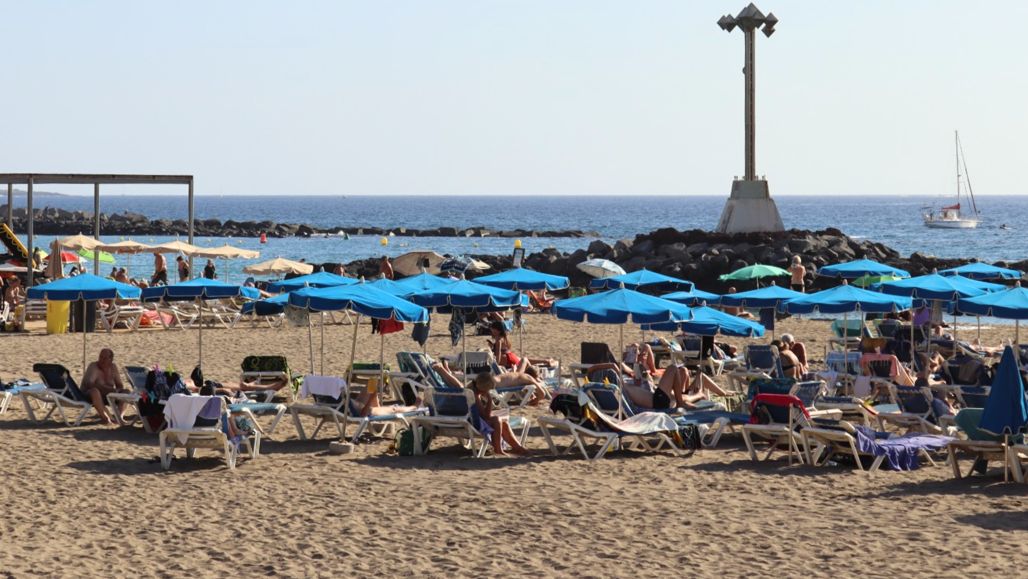 Playa de Tenerife (Canarias) con varios turistas tomando el sol. / ATLÁNTICO HOY