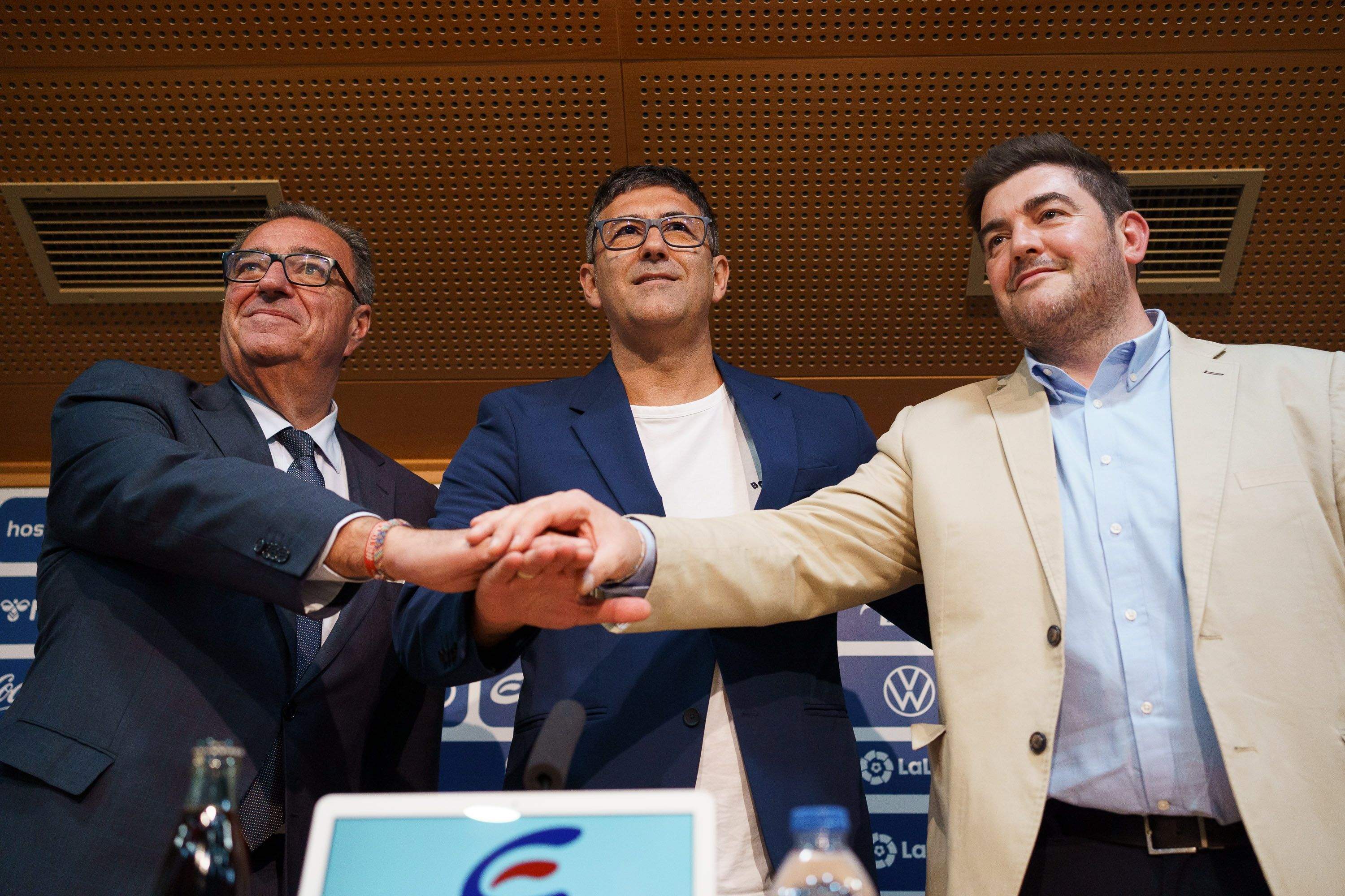 Mauro Pérez, en el centro, fue presentado por el director general del Tenerife, Santiago Pozas, y el consejero deportivo, Juan Guerrero./ EFE Ramón de la Rocha.