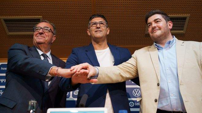 Mauro Pérez, en el centro, fue presentado por el director general del Tenerife, Santiago Pozas, y el consejero deportivo, Juan Guerrero./ EFE Ramón de la Rocha. Mauro Pérez, en el centro, fue presentado por el director general del Tenerife, Santiago Pozas, y el consejero deportivo, Juan Guerrero./ EFE Ramón de la Rocha.