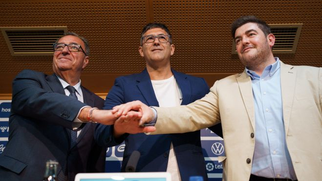 Mauro Pérez, en el centro, fue presentado por el director general del Tenerife, Santiago Pozas, y el consejero deportivo, Juan Guerrero./ EFE Ramón de la Rocha.