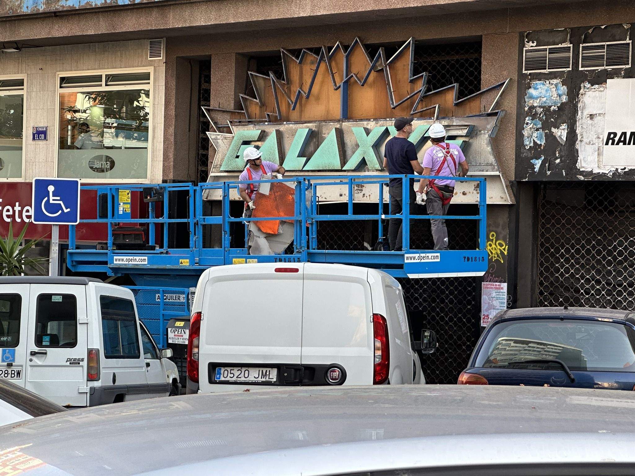 Insula Signa en el rescate del rótulo de Multicines Galaxy's / INSULA SIGNA