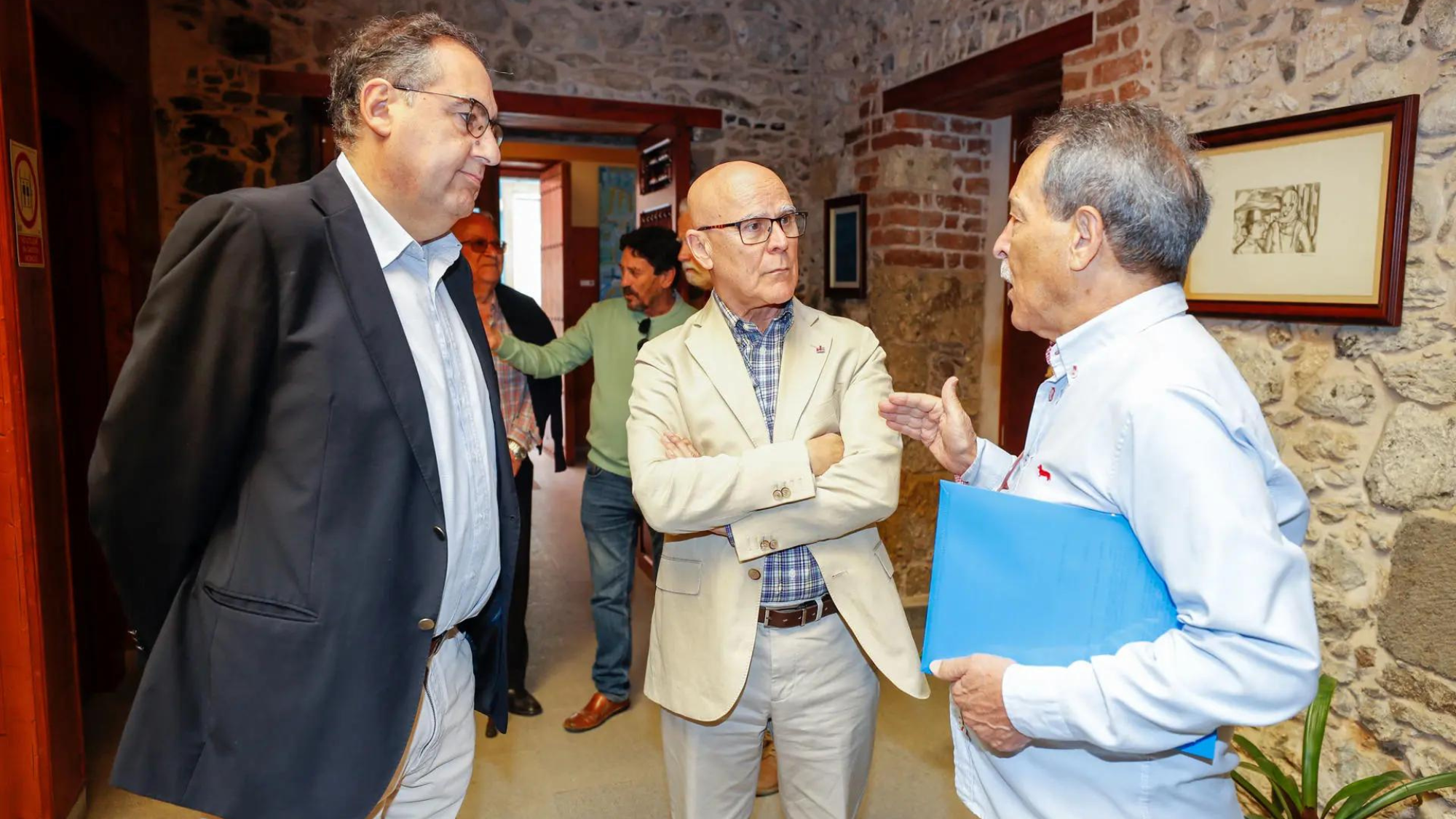 El Diputado del Común, por su parte, se comprometió a solicitar a la Administración una respuesta a los vecinos que preguntan / EFE