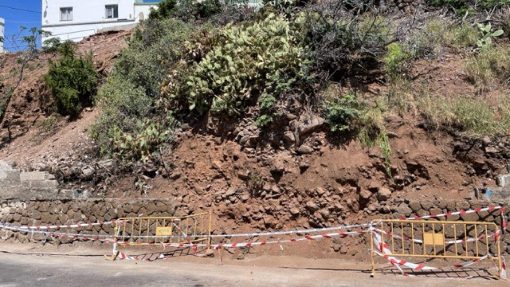 Talud en la TF-13 donde se ejecuta una obra de emergencia / CEDIDA