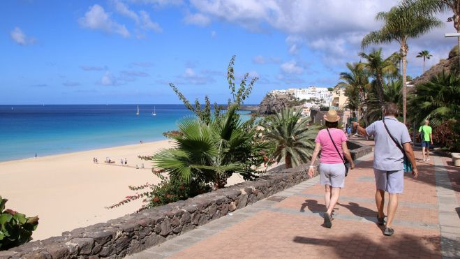 Turistas pasean por Morro Jable, Fuerteventura./ CEDIDA