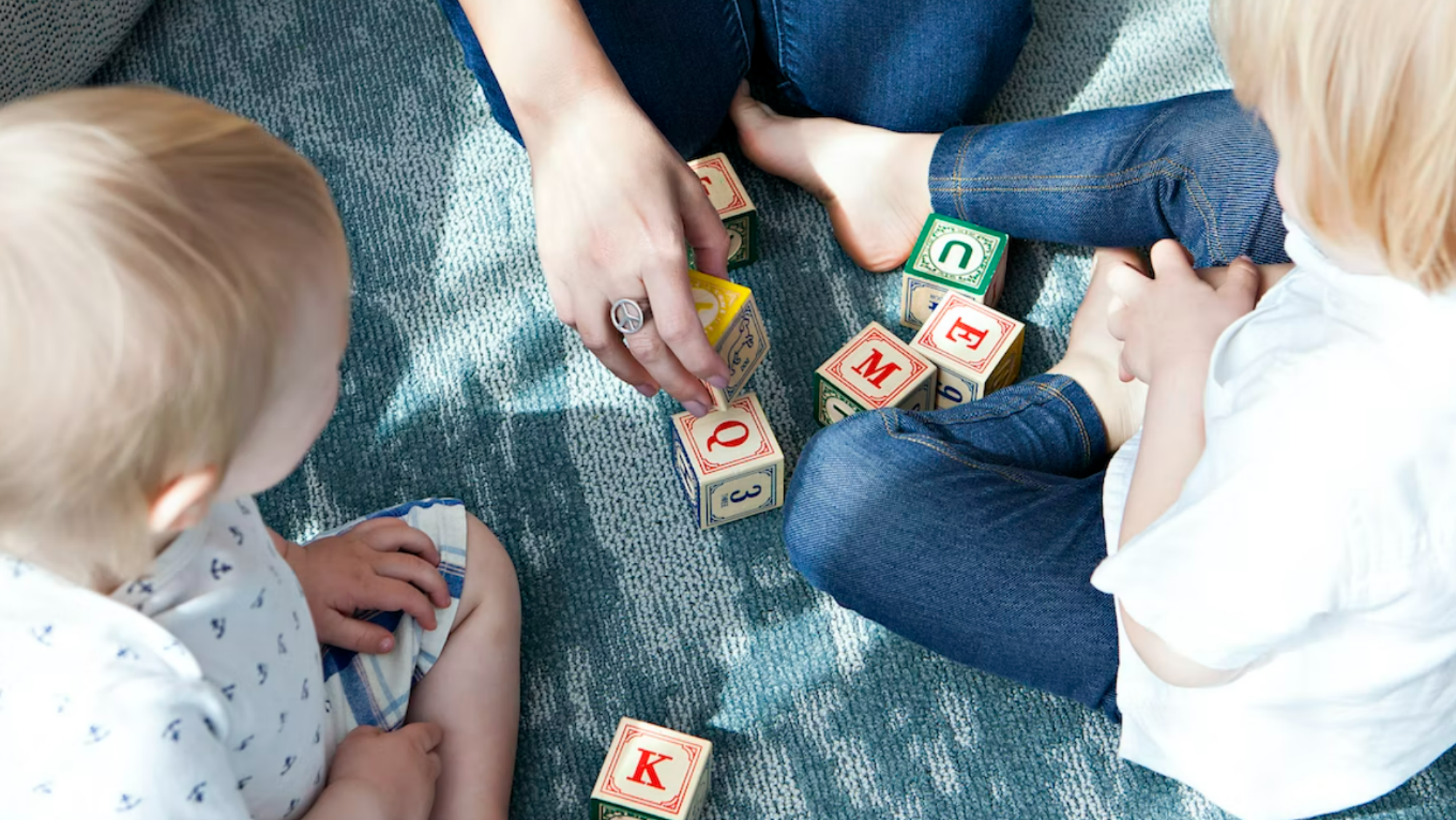 Recreación de una familia con hijos adoptados en Canarias / UNSPLASH