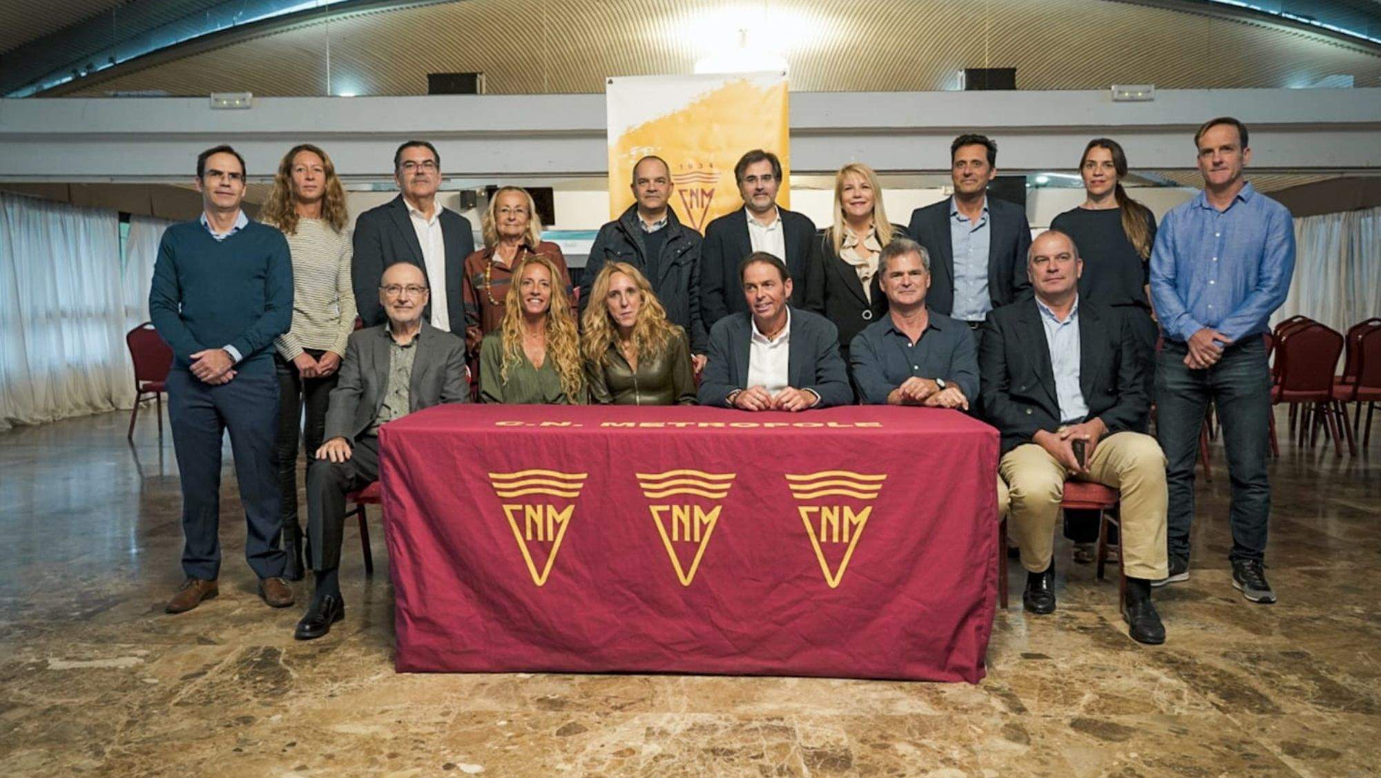 Bendecido por las arcas públicas . En la imagen, Antonio Santana, tercero por la derecha en la fila de abajo, es el presidente del CN Metropole. / CN METROPOLE