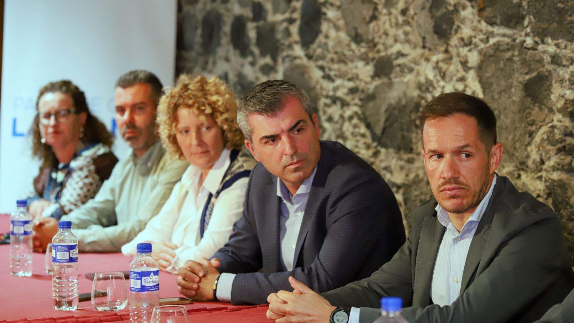 El presidente del Cabildo de La Palma, Mariano Hernández Zapata, junto a Manuel Domínguez, presidente del PP en Canarias / EFE - LUIS G. MORERA