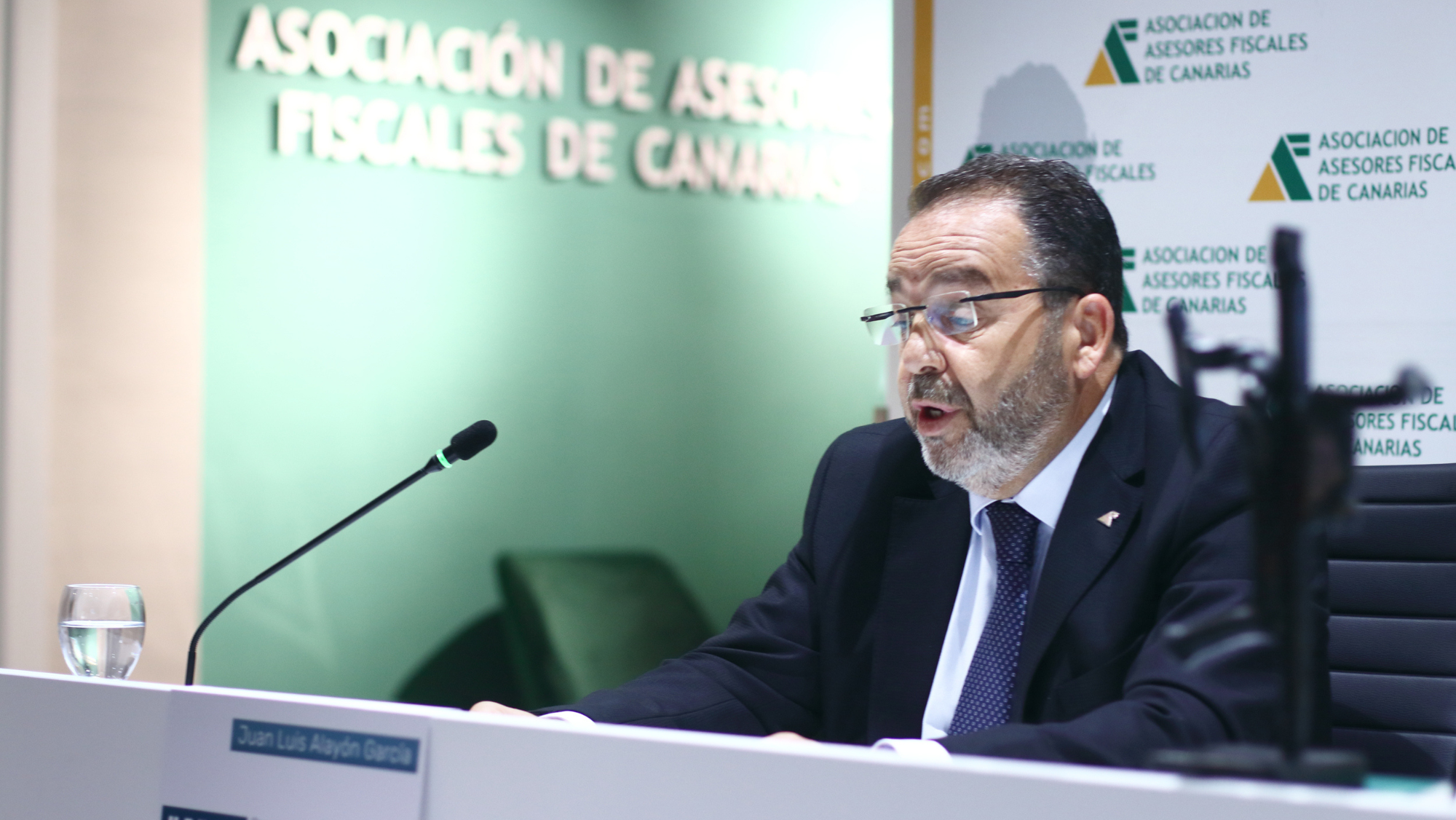 Juan Luis Alayón junto a la escultura galardón / ASESORES FISCALES DE CANARIAS